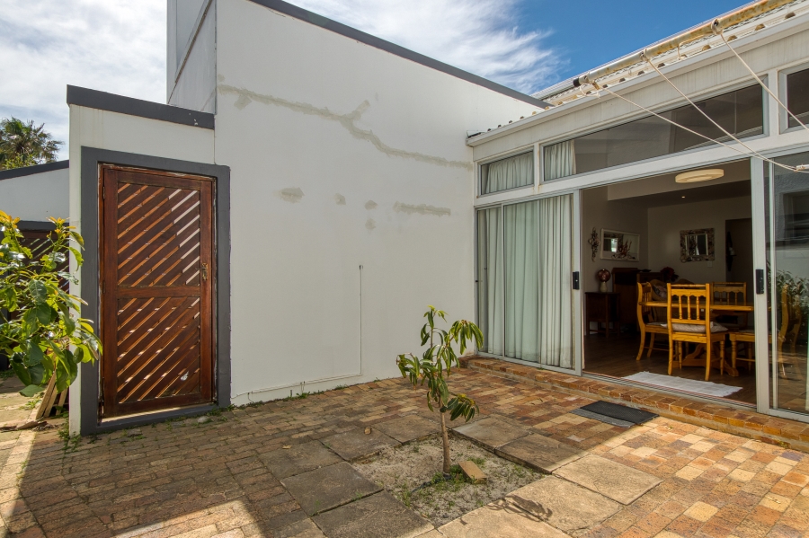 To Let 6 Bedroom Property for Rent in Greenways Golf Estate Western Cape